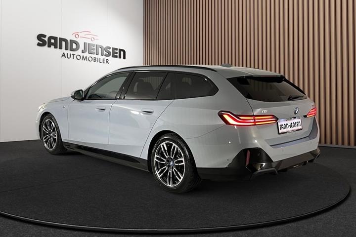 Grå BMW i5 fra 2025