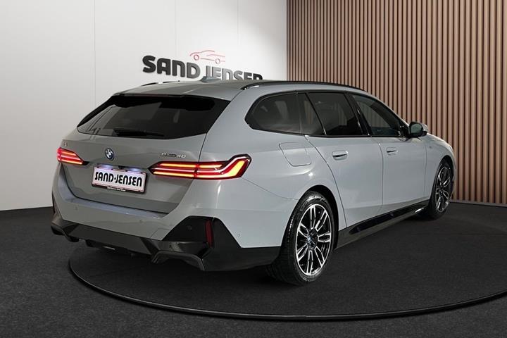 Grå BMW i5 fra 2025