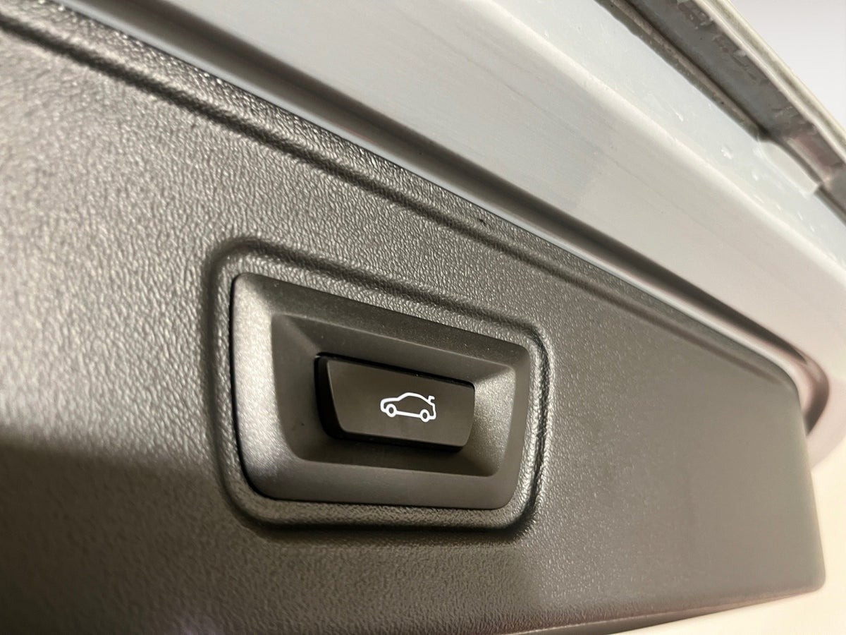 Grå BMW i5 fra 2025