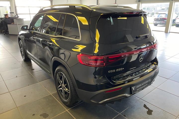 Sort Mercedes EQB250+ fra 2026