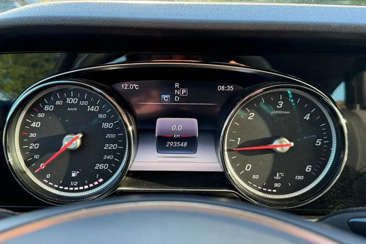 Sølv Mercedes E220 d fra 2017