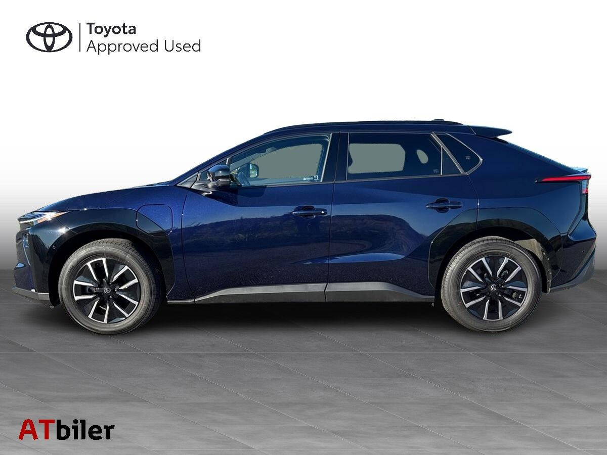 Blå Toyota BZ4X fra 2026