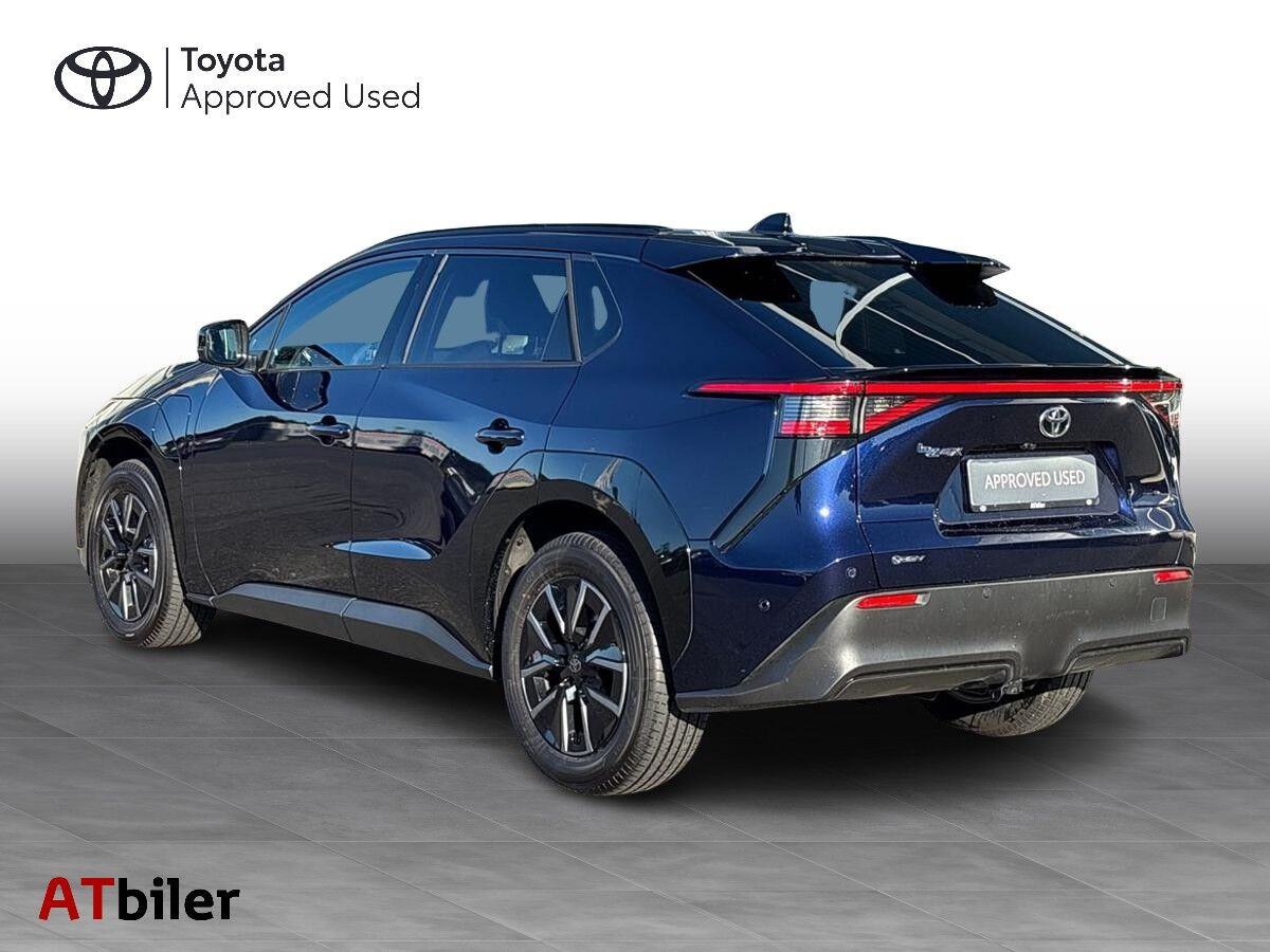 Blå Toyota BZ4X fra 2026