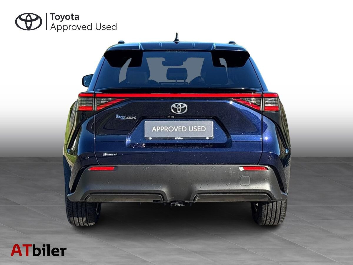 Blå Toyota BZ4X fra 2026