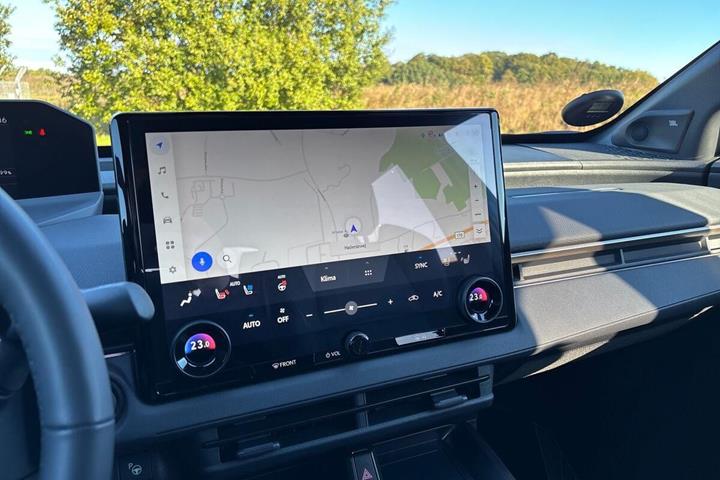 Blå Toyota BZ4X fra 2026
