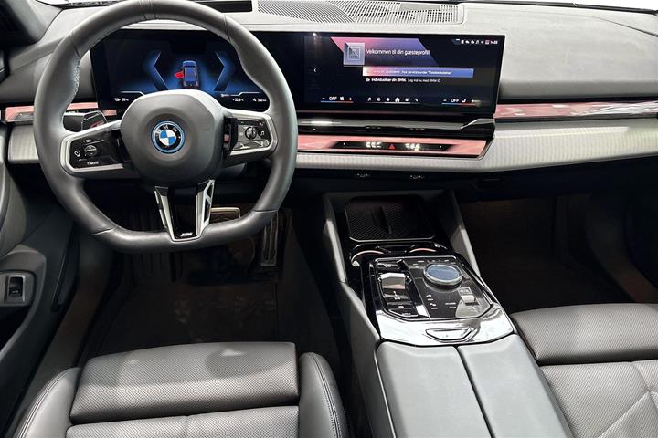 Sort BMW i5 fra 2025