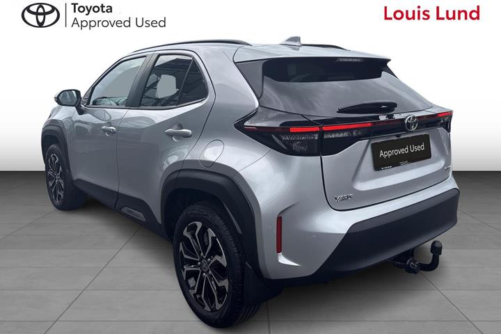 Sølv Toyota Yaris Cross fra 2025