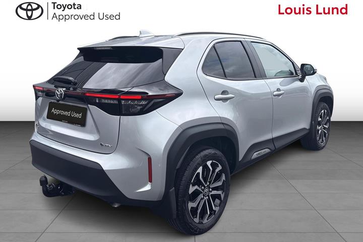 Sølv Toyota Yaris Cross fra 2025