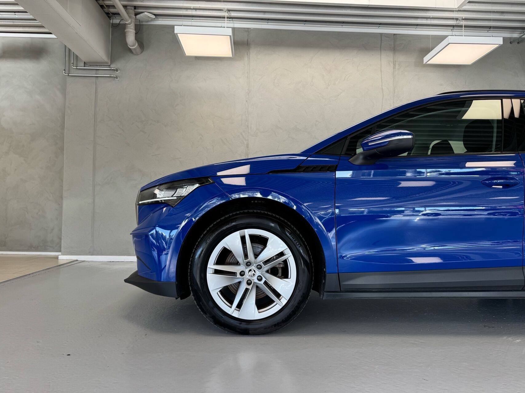 Blå Skoda Enyaq fra 2024