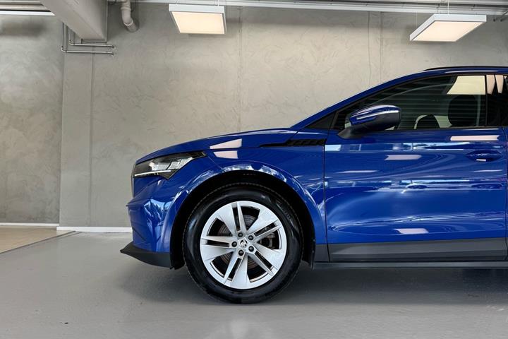 Blå Skoda Enyaq fra 2024