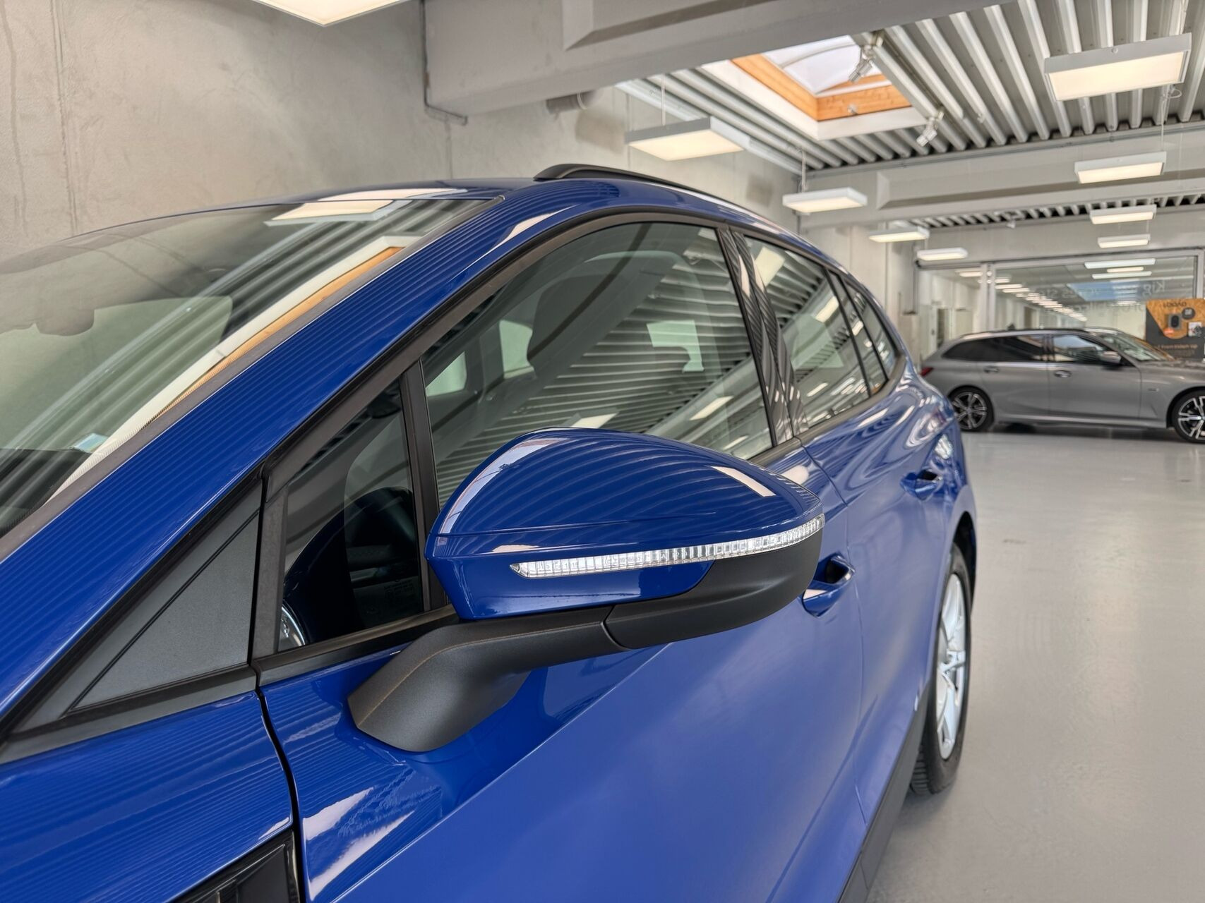 Blå Skoda Enyaq fra 2024