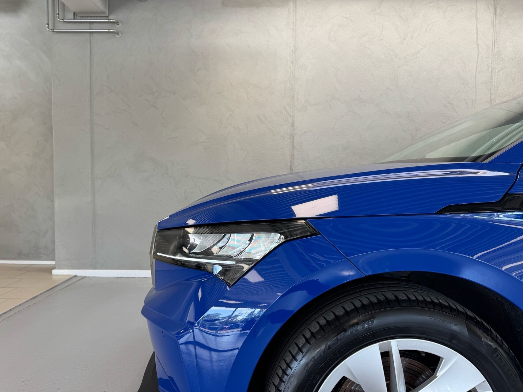 Blå Skoda Enyaq fra 2024
