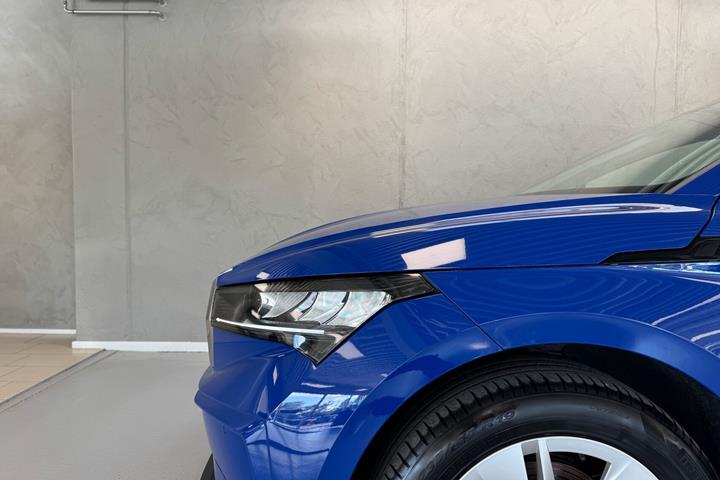 Blå Skoda Enyaq fra 2024