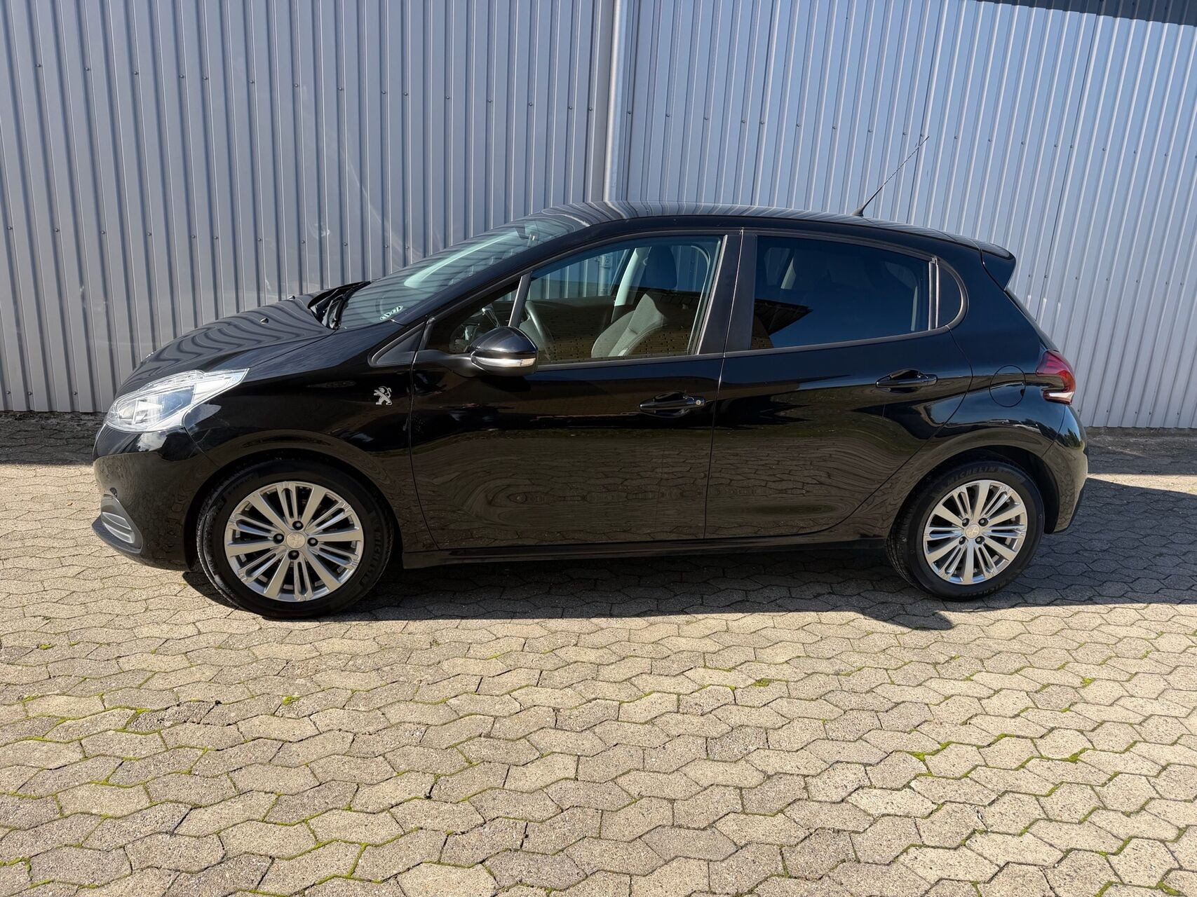 Sort Peugeot 208 fra 2016