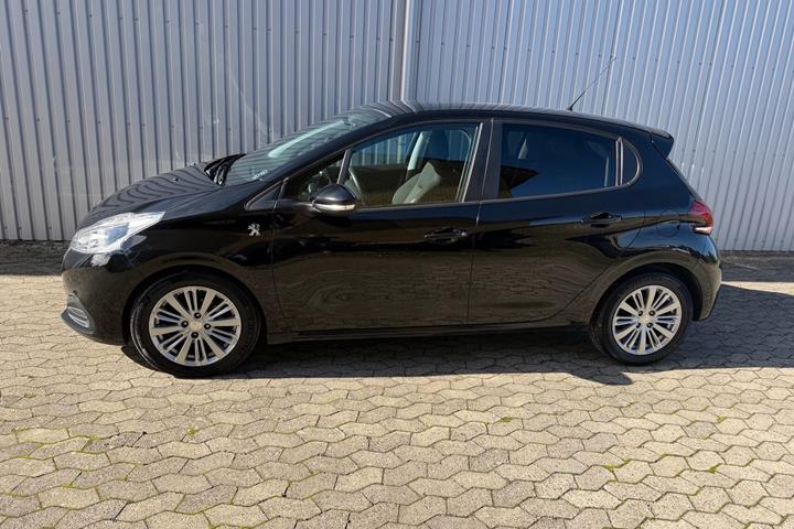 Sort Peugeot 208 fra 2016