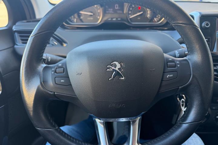 Sort Peugeot 208 fra 2016
