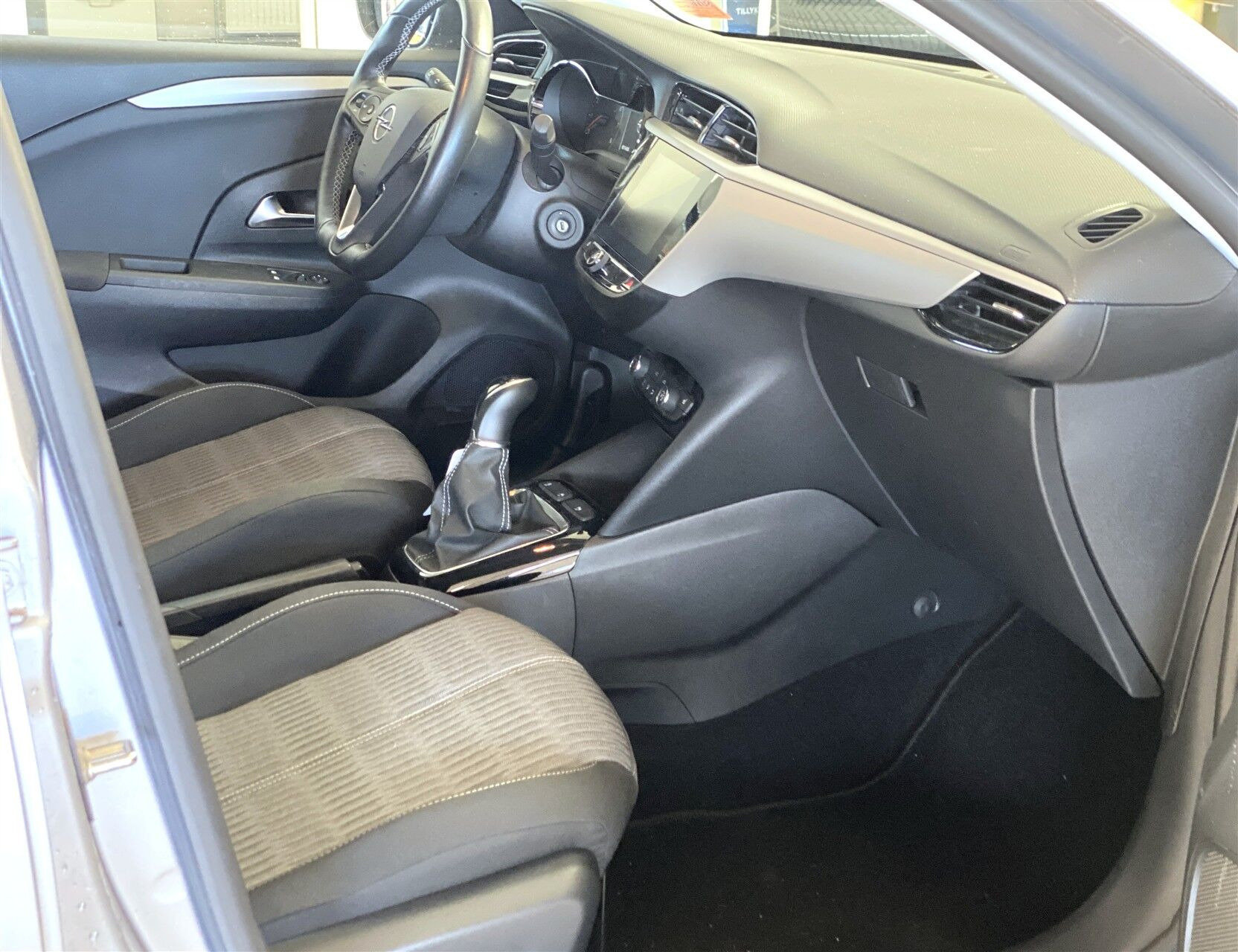Grå Opel Corsa fra 2020