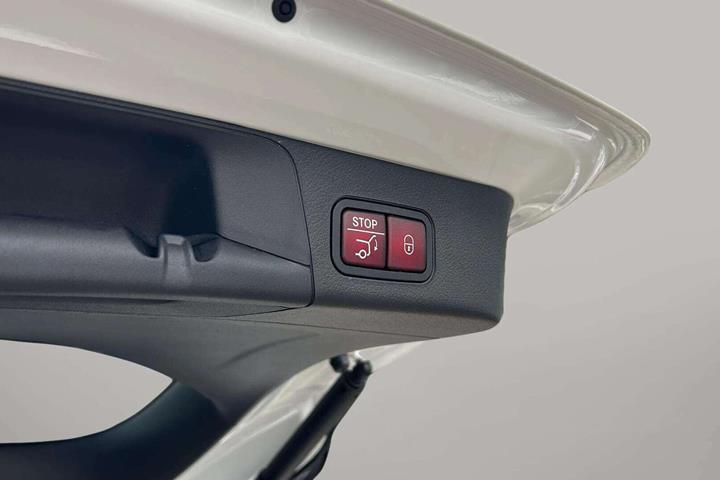 Hvid Mercedes EQB250+ fra 2025