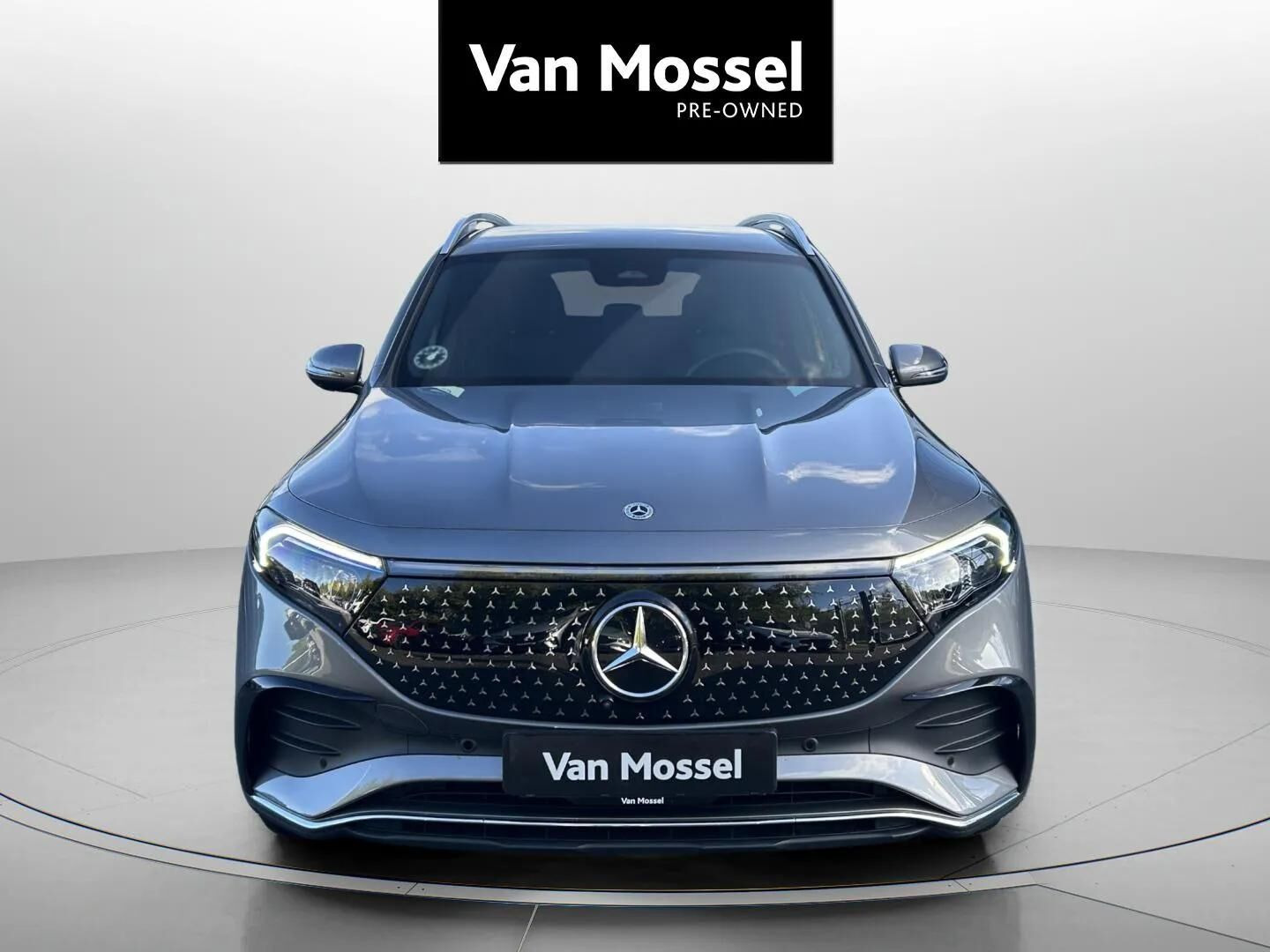 Grå Mercedes EQB250+ fra 2025