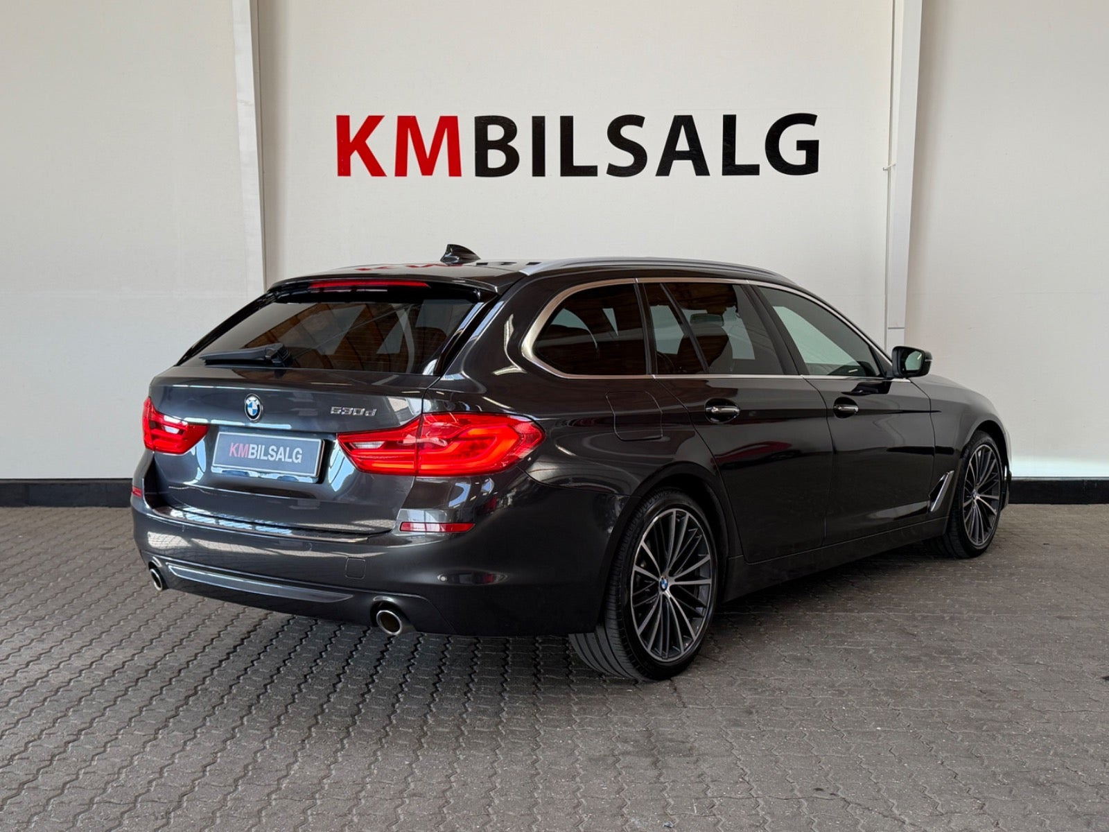 Grå BMW 530d fra 2018