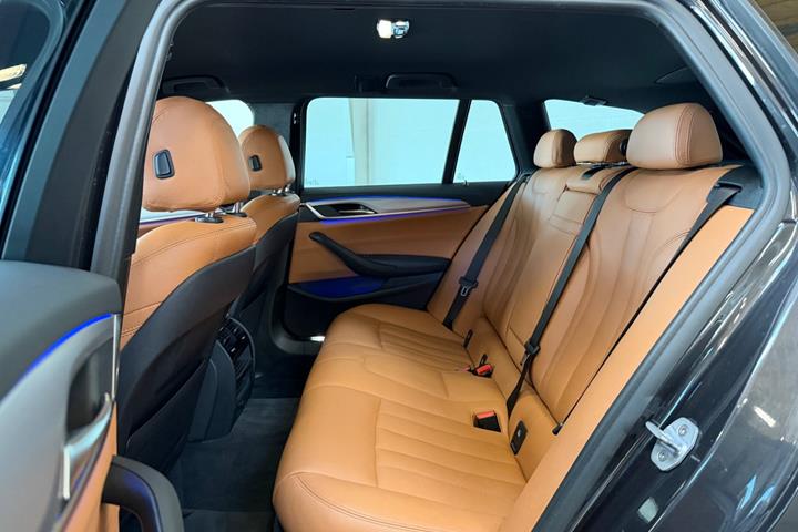 Grå BMW 530d fra 2018