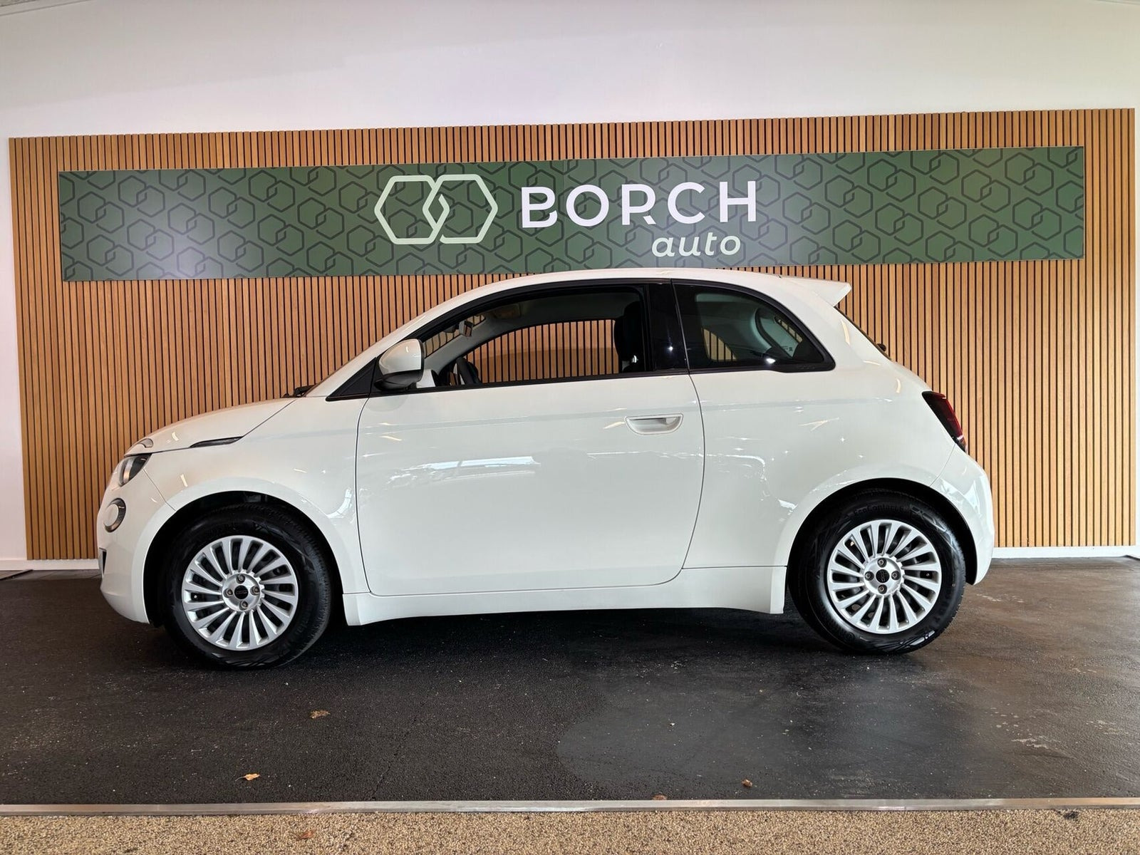 Hvid Fiat 500e fra 2023