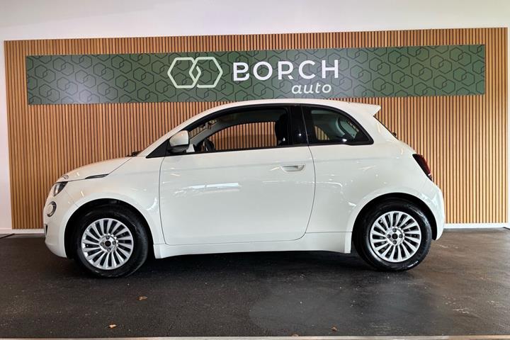 Hvid Fiat 500e fra 2023
