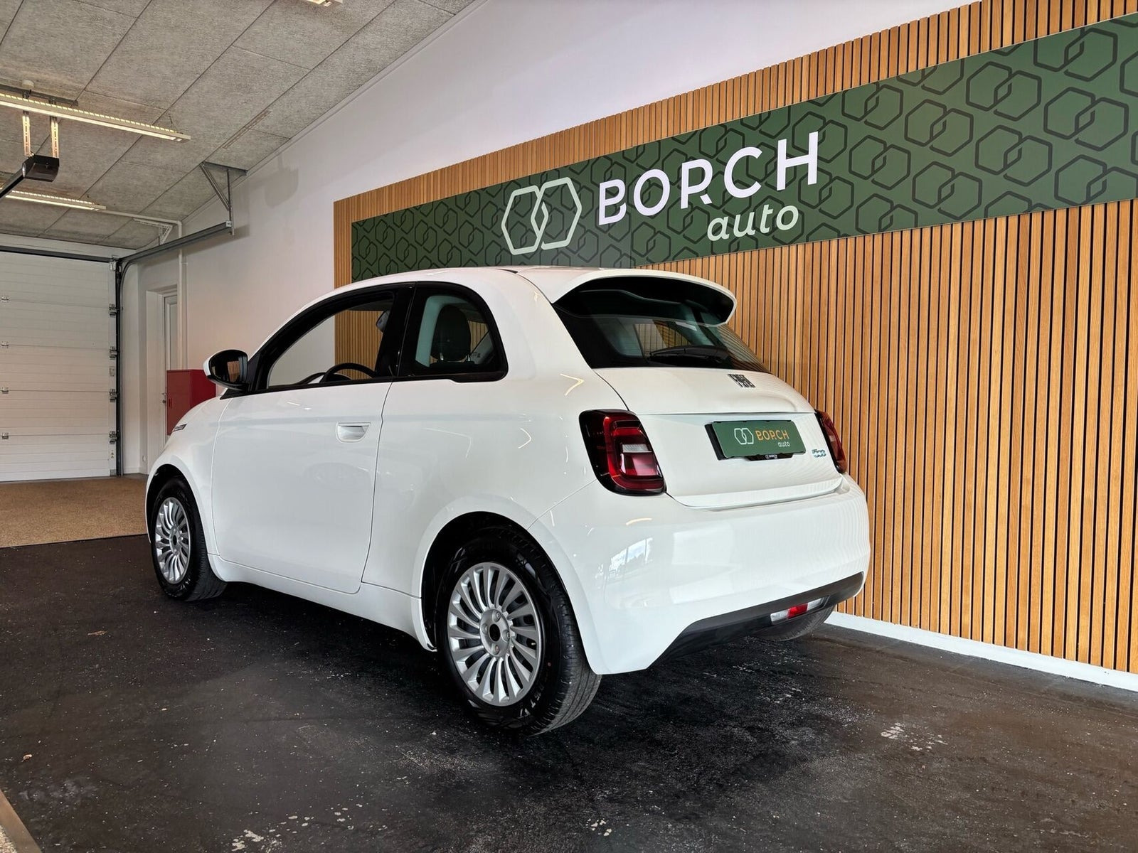 Hvid Fiat 500e fra 2023