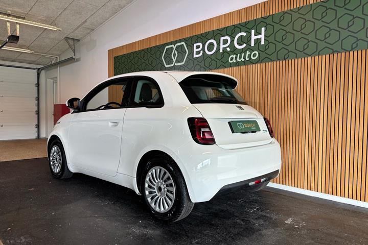 Hvid Fiat 500e fra 2023