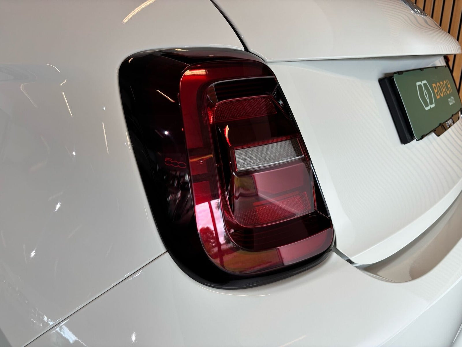Hvid Fiat 500e fra 2023