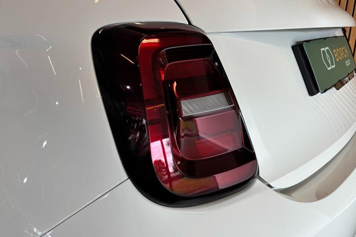 Hvid Fiat 500e fra 2023