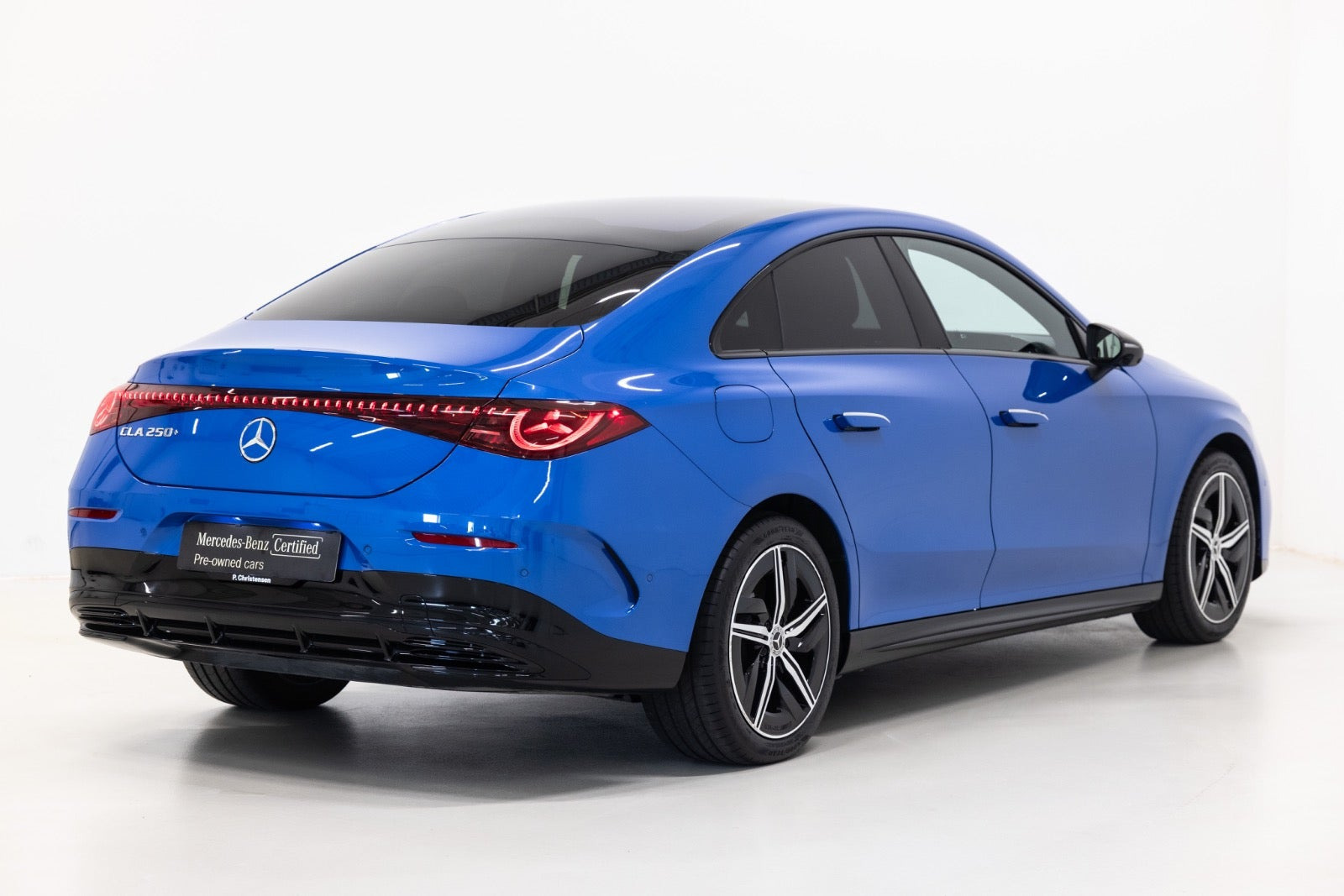 Blå Mercedes CLA250+ fra 2025