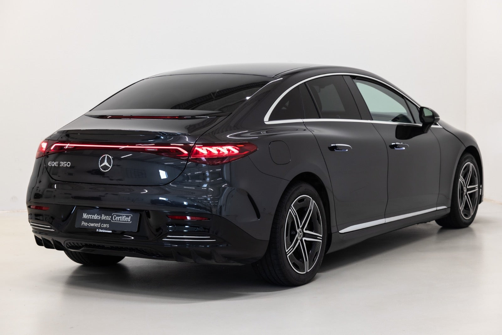 Grå Mercedes EQE350 fra 2024