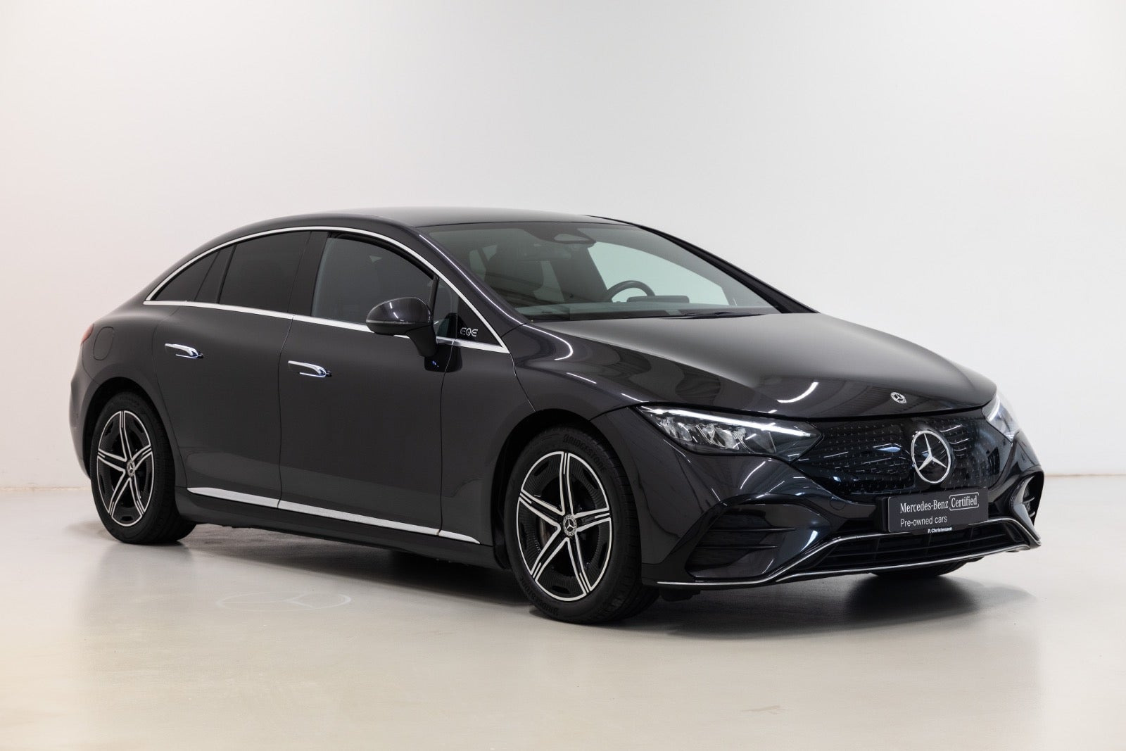 Grå Mercedes EQE350 fra 2024