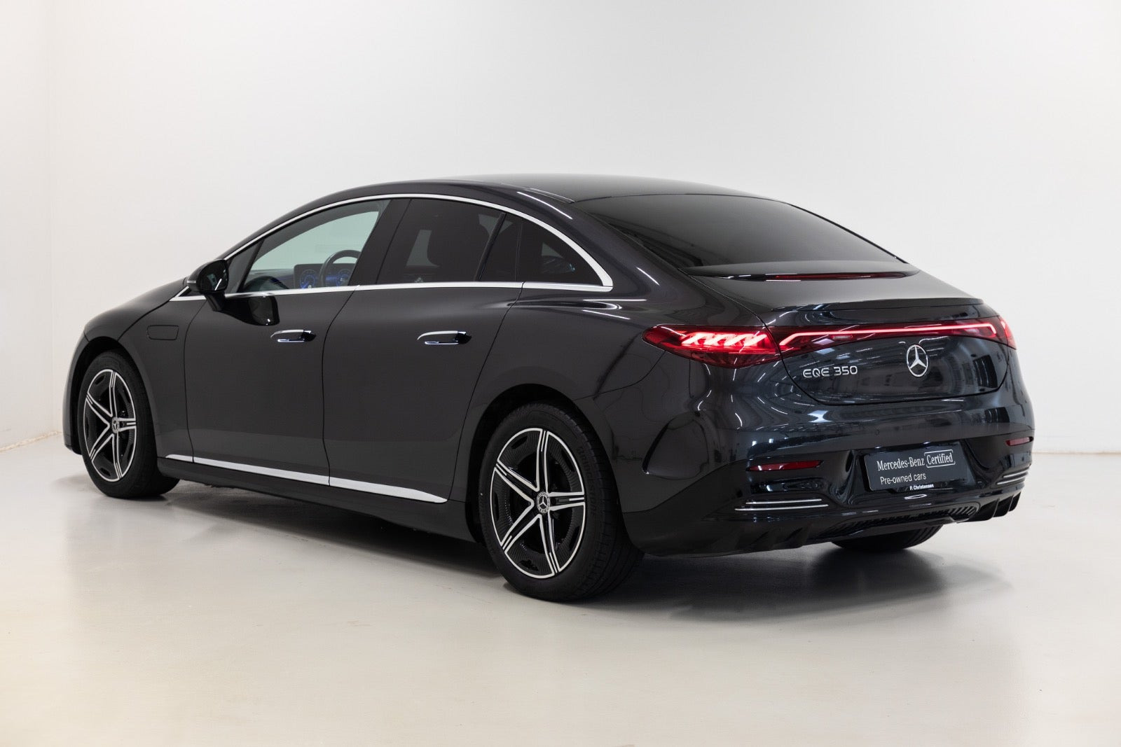 Grå Mercedes EQE350 fra 2024