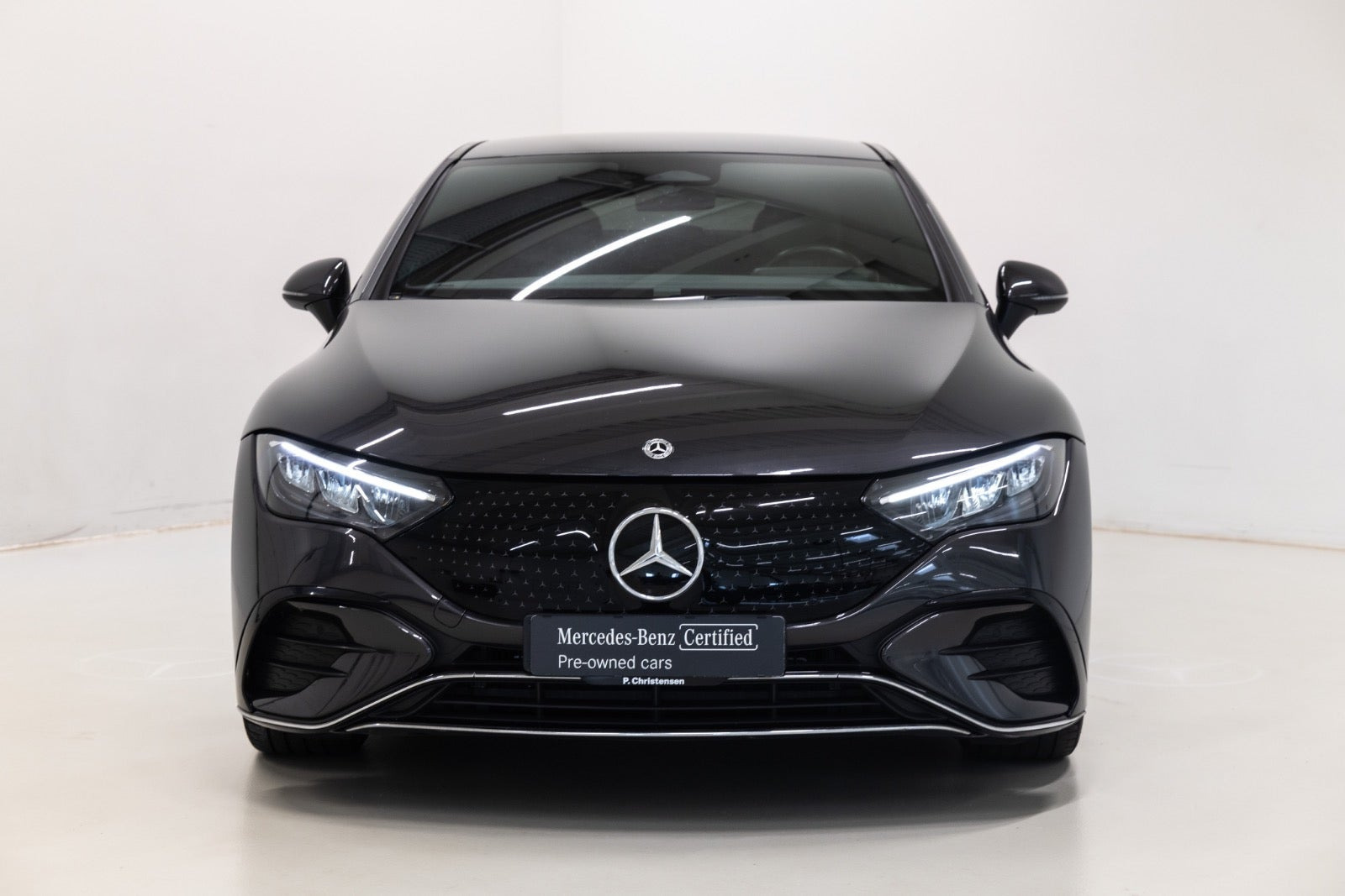 Grå Mercedes EQE350 fra 2024