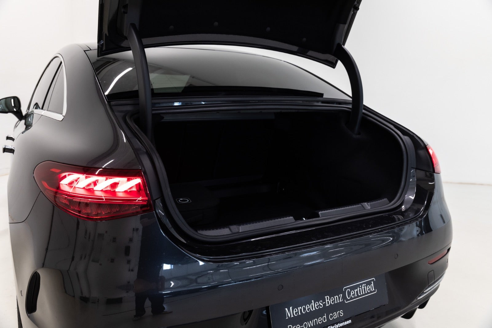 Grå Mercedes EQE350 fra 2024