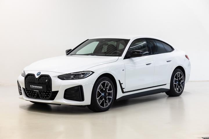 Hvid BMW i4 fra 2023 set udefra