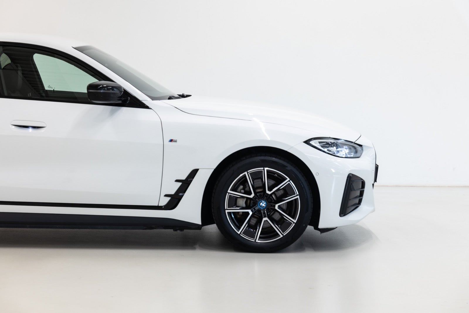 Hvid BMW i4 fra 2023