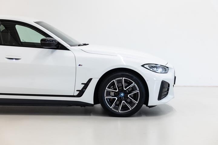Hvid BMW i4 fra 2023