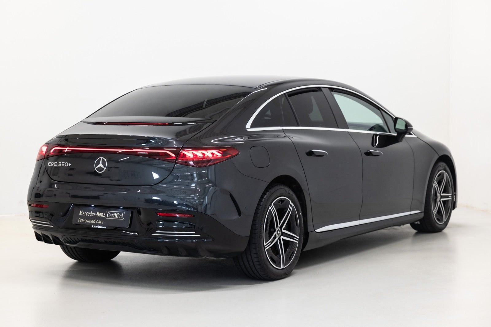 Grå Mercedes EQE350+ fra 2025