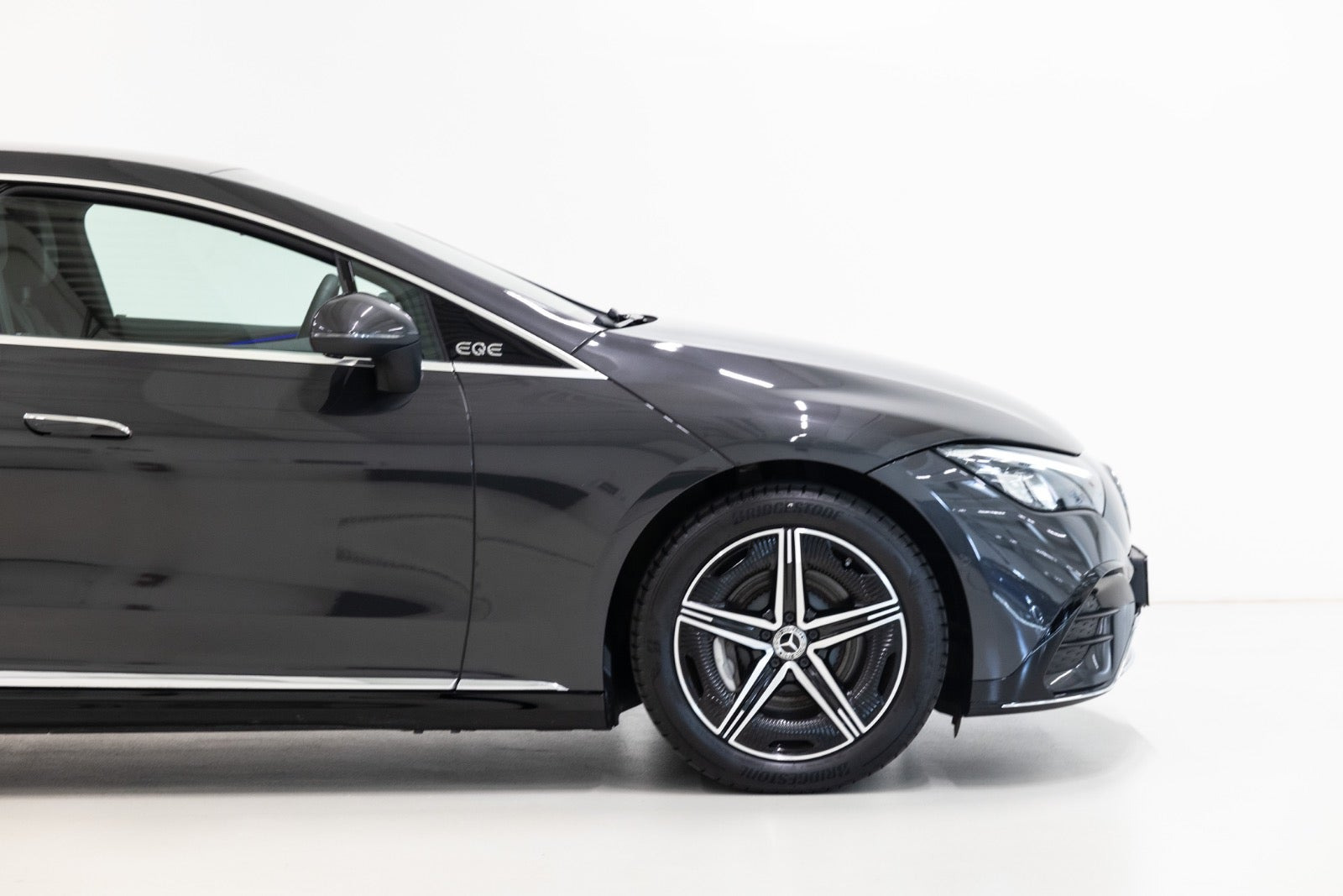 Grå Mercedes EQE350+ fra 2025