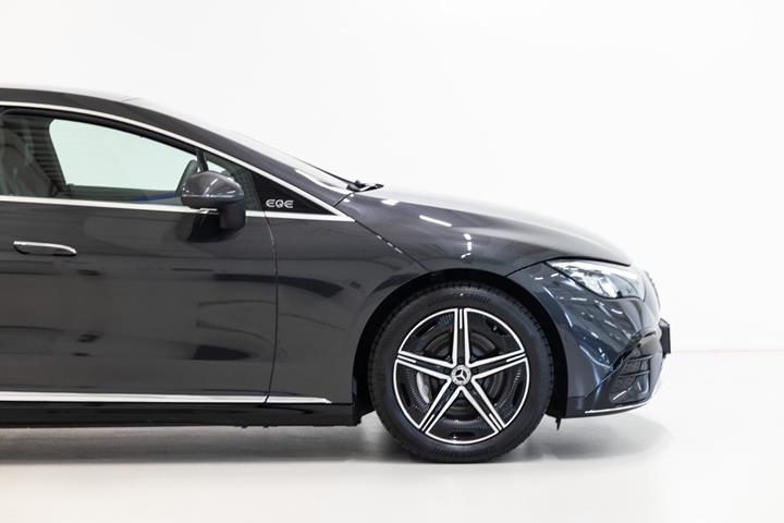 Grå Mercedes EQE350+ fra 2025