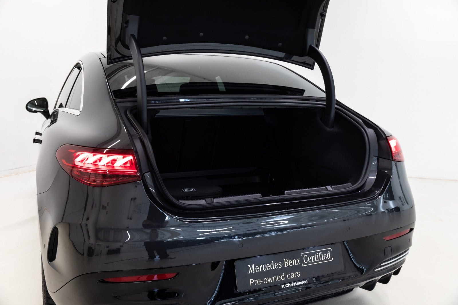 Grå Mercedes EQE350+ fra 2025