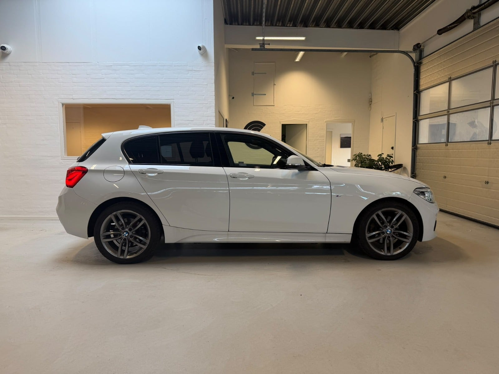 Hvid BMW 120d fra 2019