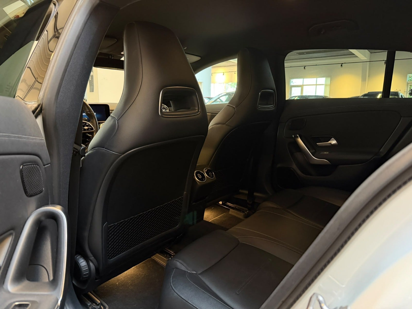 Hvid Mercedes CLA200 fra 2020