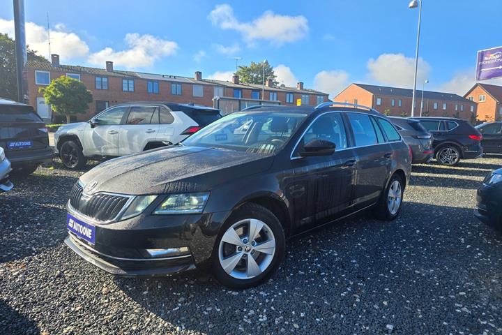 Sort Skoda Octavia fra 2020 set udefra