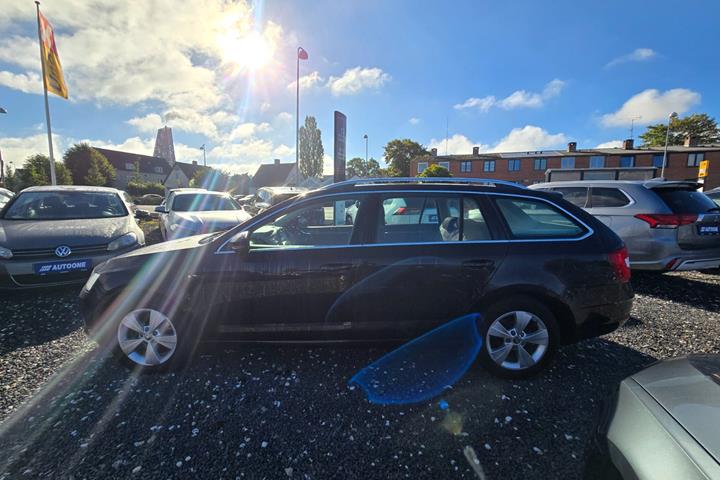 Sort Skoda Octavia fra 2020