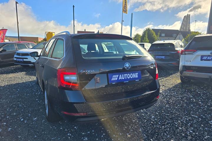 Sort Skoda Octavia fra 2020