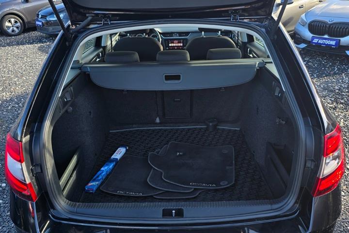 Sort Skoda Octavia fra 2020